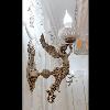 دیوارکوب برنجی انجل با زنبق سرامیکی جام (آنتیک)