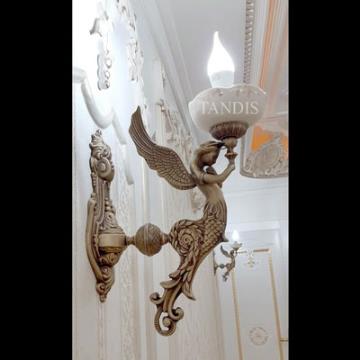 دیوارکوب برنجی انجل با زنبق سرامیکی جام (آنتیک)