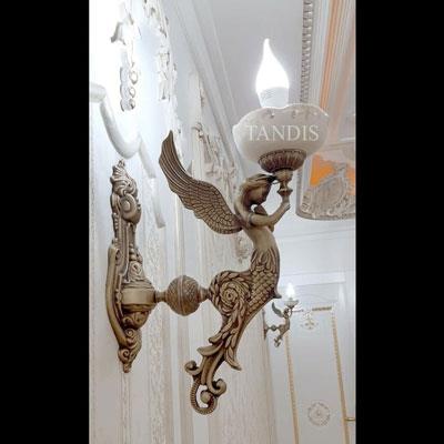 دیوارکوب برنجی انجل با زنبق سرامیکی جام (آنتیک)